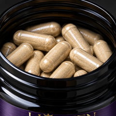 Primer plano de las cápsulas de Lionzen Forte dentro del bote abierto